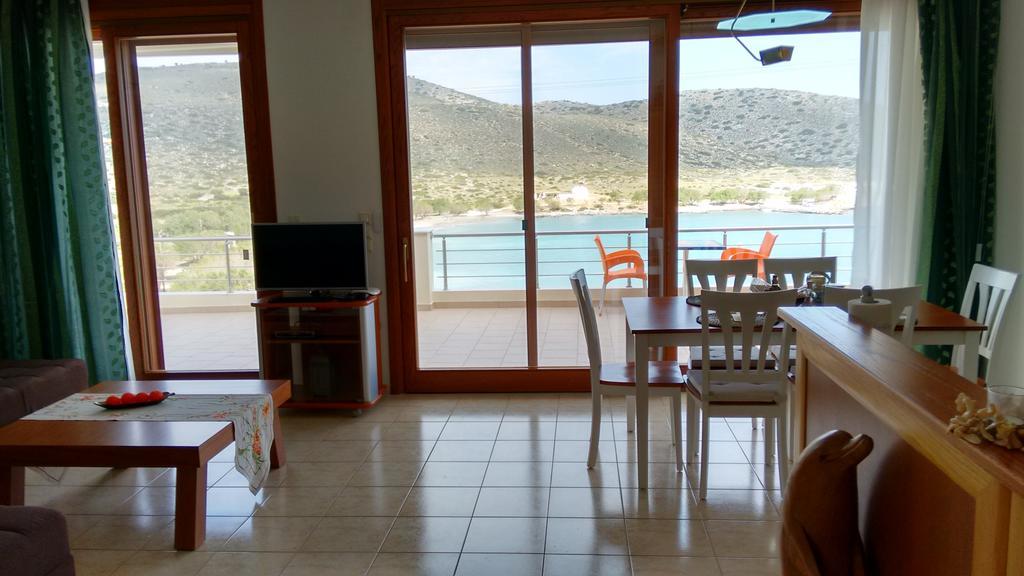 Tholos Bay Suites Kavoúsion Habitación foto