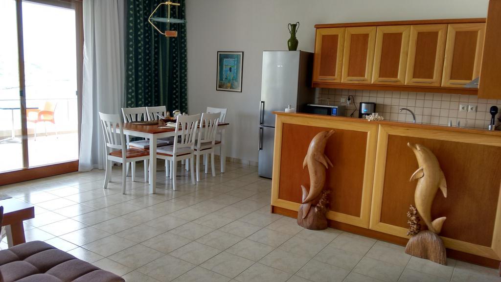 Tholos Bay Suites Kavoúsion Habitación foto