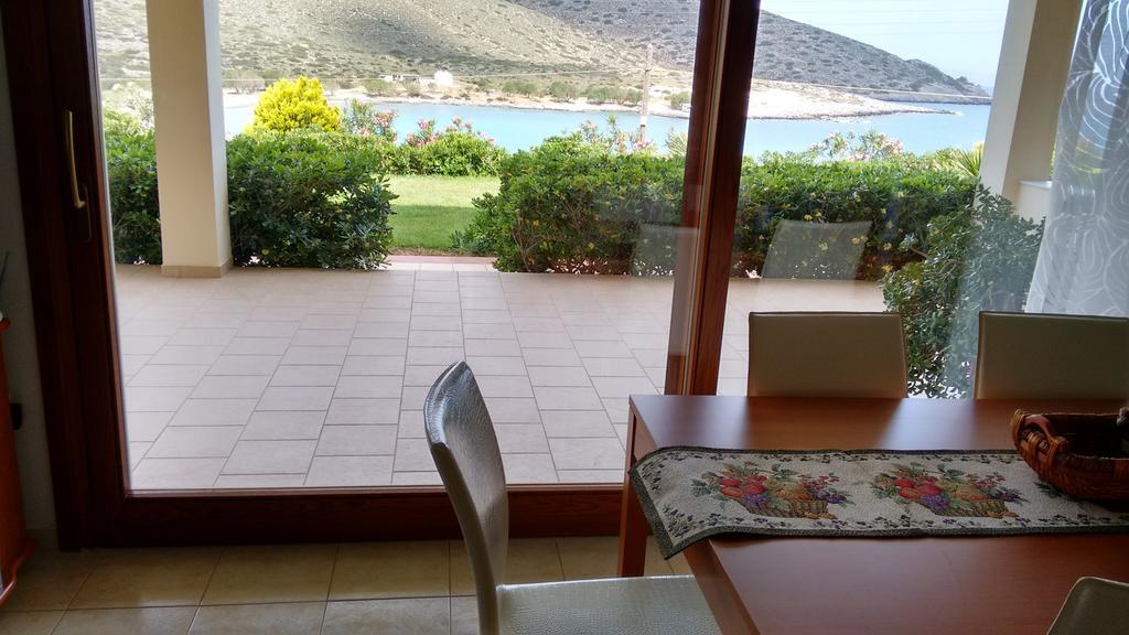 Tholos Bay Suites Kavoúsion Habitación foto