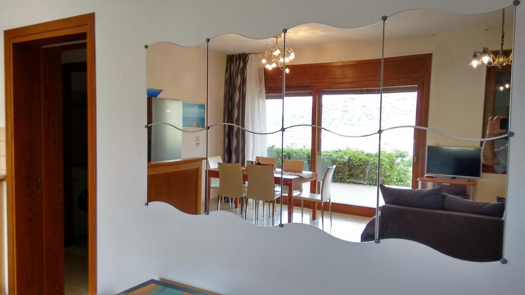 Tholos Bay Suites Kavoúsion Habitación foto